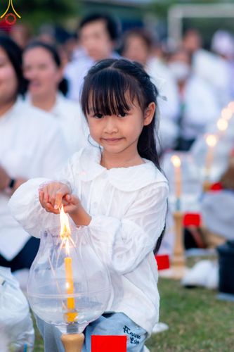 ภาพ No.207057:พิธีจุดประทีปถวายเป็นพุทธบูชา และบูชาธรรมมหาปูชนียาจารย์ ณ วัดโบสถ์(บน) ตำบลบางคูเวียง อำเภอบางกรวย จังหวัดนนทบุรี ในโครงการธรรมยาตรา กตัญญูบูชา มหาปูชนียาจารย์ พระมงคลเทพมุนี(สด จนฺทสโร) พระผู้ปราบมาร อนุสรณ์สถาน 7 แห่ง ปีที่ 13 วันที่ 18 มกราคม พ.ศ. 25