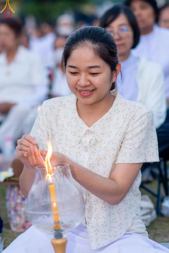 ภาพ No.207058:พิธีจุดประทีปถวายเป็นพุทธบูชา และบูชาธรรมมหาปูชนียาจารย์ ณ วัดโบสถ์(บน) ตำบลบางคูเวียง อำเภอบางกรวย จังหวัดนนทบุรี ในโครงการธรรมยาตรา กตัญญูบูชา มหาปูชนียาจารย์ พระมงคลเทพมุนี(สด จนฺทสโร) พระผู้ปราบมาร อนุสรณ์สถาน 7 แห่ง ปีที่ 13 วันที่ 18 มกราคม พ.ศ. 25