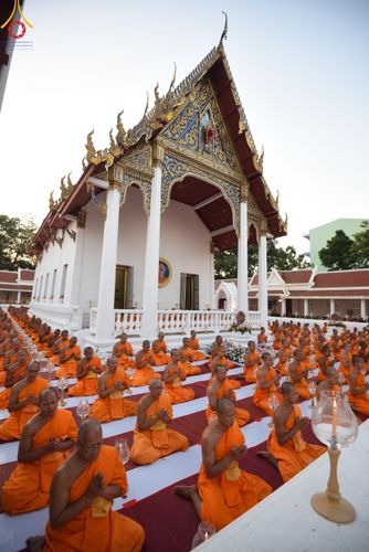 ภาพ No.207059:พิธีจุดประทีปถวายเป็นพุทธบูชา และบูชาธรรมมหาปูชนียาจารย์ ณ วัดโบสถ์(บน) ตำบลบางคูเวียง อำเภอบางกรวย จังหวัดนนทบุรี ในโครงการธรรมยาตรา กตัญญูบูชา มหาปูชนียาจารย์ พระมงคลเทพมุนี(สด จนฺทสโร) พระผู้ปราบมาร อนุสรณ์สถาน 7 แห่ง ปีที่ 13 วันที่ 18 มกราคม พ.ศ. 25