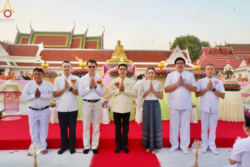 ภาพ No.207060:พิธีจุดประทีปถวายเป็นพุทธบูชา และบูชาธรรมมหาปูชนียาจารย์ ณ วัดโบสถ์(บน) ตำบลบางคูเวียง อำเภอบางกรวย จังหวัดนนทบุรี ในโครงการธรรมยาตรา กตัญญูบูชา มหาปูชนียาจารย์ พระมงคลเทพมุนี(สด จนฺทสโร) พระผู้ปราบมาร อนุสรณ์สถาน 7 แห่ง ปีที่ 13 วันที่ 18 มกราคม พ.ศ. 25