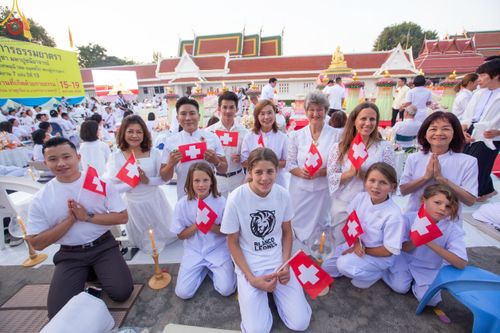 ภาพ No.207061:พิธีจุดประทีปถวายเป็นพุทธบูชา และบูชาธรรมมหาปูชนียาจารย์ ณ วัดโบสถ์(บน) ตำบลบางคูเวียง อำเภอบางกรวย จังหวัดนนทบุรี ในโครงการธรรมยาตรา กตัญญูบูชา มหาปูชนียาจารย์ พระมงคลเทพมุนี(สด จนฺทสโร) พระผู้ปราบมาร อนุสรณ์สถาน 7 แห่ง ปีที่ 13 วันที่ 18 มกราคม พ.ศ. 25