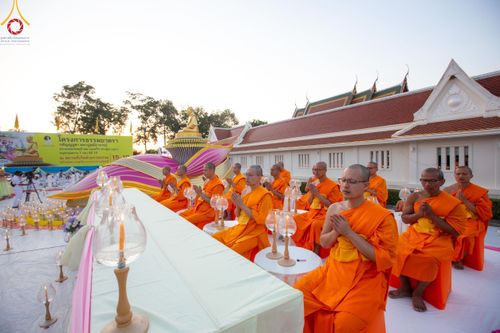 ภาพ No.207062:พิธีจุดประทีปถวายเป็นพุทธบูชา และบูชาธรรมมหาปูชนียาจารย์ ณ วัดโบสถ์(บน) ตำบลบางคูเวียง อำเภอบางกรวย จังหวัดนนทบุรี ในโครงการธรรมยาตรา กตัญญูบูชา มหาปูชนียาจารย์ พระมงคลเทพมุนี(สด จนฺทสโร) พระผู้ปราบมาร อนุสรณ์สถาน 7 แห่ง ปีที่ 13 วันที่ 18 มกราคม พ.ศ. 25