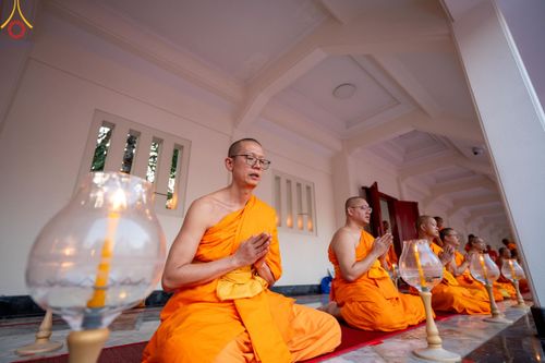 ภาพ No.207063:พิธีจุดประทีปถวายเป็นพุทธบูชา และบูชาธรรมมหาปูชนียาจารย์ ณ วัดโบสถ์(บน) ตำบลบางคูเวียง อำเภอบางกรวย จังหวัดนนทบุรี ในโครงการธรรมยาตรา กตัญญูบูชา มหาปูชนียาจารย์ พระมงคลเทพมุนี(สด จนฺทสโร) พระผู้ปราบมาร อนุสรณ์สถาน 7 แห่ง ปีที่ 13 วันที่ 18 มกราคม พ.ศ. 25