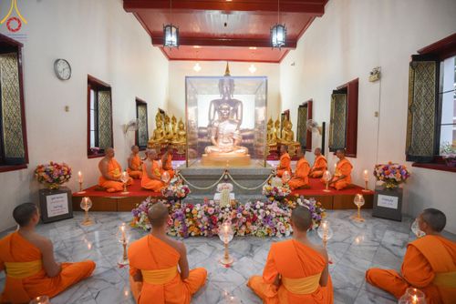 ภาพ No.207064:พิธีจุดประทีปถวายเป็นพุทธบูชา และบูชาธรรมมหาปูชนียาจารย์ ณ วัดโบสถ์(บน) ตำบลบางคูเวียง อำเภอบางกรวย จังหวัดนนทบุรี ในโครงการธรรมยาตรา กตัญญูบูชา มหาปูชนียาจารย์ พระมงคลเทพมุนี(สด จนฺทสโร) พระผู้ปราบมาร อนุสรณ์สถาน 7 แห่ง ปีที่ 13 วันที่ 18 มกราคม พ.ศ. 25