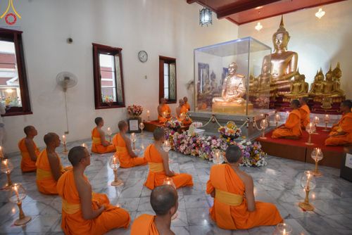 ภาพ No.207065:พิธีจุดประทีปถวายเป็นพุทธบูชา และบูชาธรรมมหาปูชนียาจารย์ ณ วัดโบสถ์(บน) ตำบลบางคูเวียง อำเภอบางกรวย จังหวัดนนทบุรี ในโครงการธรรมยาตรา กตัญญูบูชา มหาปูชนียาจารย์ พระมงคลเทพมุนี(สด จนฺทสโร) พระผู้ปราบมาร อนุสรณ์สถาน 7 แห่ง ปีที่ 13 วันที่ 18 มกราคม พ.ศ. 25