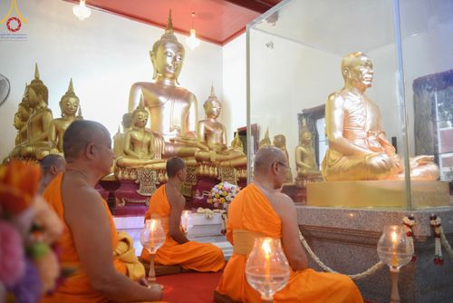 ภาพ No.207066:พิธีจุดประทีปถวายเป็นพุทธบูชา และบูชาธรรมมหาปูชนียาจารย์ ณ วัดโบสถ์(บน) ตำบลบางคูเวียง อำเภอบางกรวย จังหวัดนนทบุรี ในโครงการธรรมยาตรา กตัญญูบูชา มหาปูชนียาจารย์ พระมงคลเทพมุนี(สด จนฺทสโร) พระผู้ปราบมาร อนุสรณ์สถาน 7 แห่ง ปีที่ 13 วันที่ 18 มกราคม พ.ศ. 25