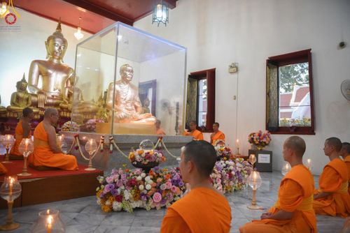 ภาพ No.207067:พิธีจุดประทีปถวายเป็นพุทธบูชา และบูชาธรรมมหาปูชนียาจารย์ ณ วัดโบสถ์(บน) ตำบลบางคูเวียง อำเภอบางกรวย จังหวัดนนทบุรี ในโครงการธรรมยาตรา กตัญญูบูชา มหาปูชนียาจารย์ พระมงคลเทพมุนี(สด จนฺทสโร) พระผู้ปราบมาร อนุสรณ์สถาน 7 แห่ง ปีที่ 13 วันที่ 18 มกราคม พ.ศ. 25