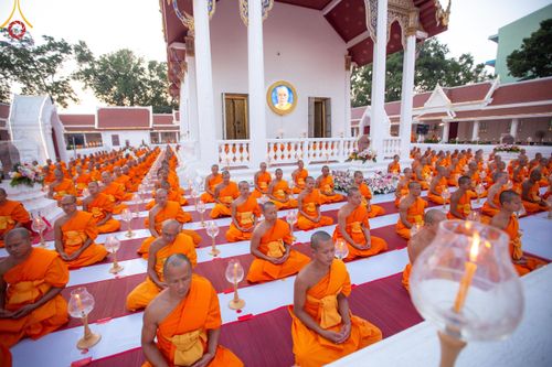 ภาพ No.207069:พิธีจุดประทีปถวายเป็นพุทธบูชา และบูชาธรรมมหาปูชนียาจารย์ ณ วัดโบสถ์(บน) ตำบลบางคูเวียง อำเภอบางกรวย จังหวัดนนทบุรี ในโครงการธรรมยาตรา กตัญญูบูชา มหาปูชนียาจารย์ พระมงคลเทพมุนี(สด จนฺทสโร) พระผู้ปราบมาร อนุสรณ์สถาน 7 แห่ง ปีที่ 13 วันที่ 18 มกราคม พ.ศ. 25