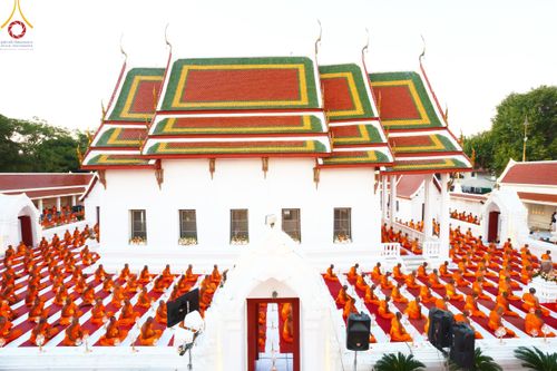 ภาพ No.207070:พิธีจุดประทีปถวายเป็นพุทธบูชา และบูชาธรรมมหาปูชนียาจารย์ ณ วัดโบสถ์(บน) ตำบลบางคูเวียง อำเภอบางกรวย จังหวัดนนทบุรี ในโครงการธรรมยาตรา กตัญญูบูชา มหาปูชนียาจารย์ พระมงคลเทพมุนี(สด จนฺทสโร) พระผู้ปราบมาร อนุสรณ์สถาน 7 แห่ง ปีที่ 13 วันที่ 18 มกราคม พ.ศ. 25