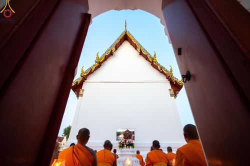 ภาพ No.207072:พิธีจุดประทีปถวายเป็นพุทธบูชา และบูชาธรรมมหาปูชนียาจารย์ ณ วัดโบสถ์(บน) ตำบลบางคูเวียง อำเภอบางกรวย จังหวัดนนทบุรี ในโครงการธรรมยาตรา กตัญญูบูชา มหาปูชนียาจารย์ พระมงคลเทพมุนี(สด จนฺทสโร) พระผู้ปราบมาร อนุสรณ์สถาน 7 แห่ง ปีที่ 13 วันที่ 18 มกราคม พ.ศ. 25