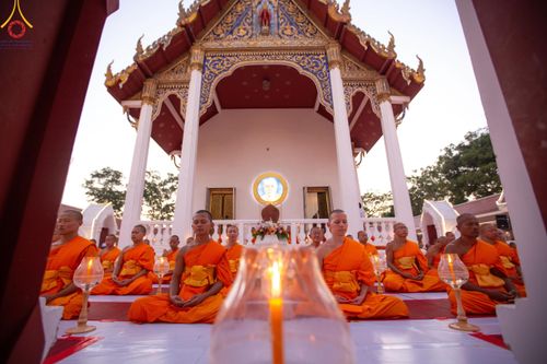 ภาพ No.207074:พิธีจุดประทีปถวายเป็นพุทธบูชา และบูชาธรรมมหาปูชนียาจารย์ ณ วัดโบสถ์(บน) ตำบลบางคูเวียง อำเภอบางกรวย จังหวัดนนทบุรี ในโครงการธรรมยาตรา กตัญญูบูชา มหาปูชนียาจารย์ พระมงคลเทพมุนี(สด จนฺทสโร) พระผู้ปราบมาร อนุสรณ์สถาน 7 แห่ง ปีที่ 13 วันที่ 18 มกราคม พ.ศ. 25