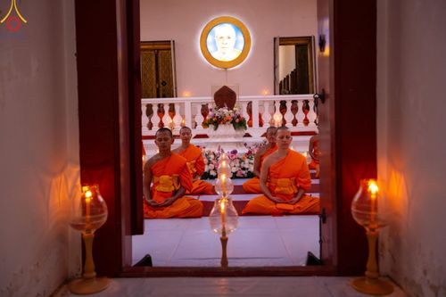 ภาพ No.207075:พิธีจุดประทีปถวายเป็นพุทธบูชา และบูชาธรรมมหาปูชนียาจารย์ ณ วัดโบสถ์(บน) ตำบลบางคูเวียง อำเภอบางกรวย จังหวัดนนทบุรี ในโครงการธรรมยาตรา กตัญญูบูชา มหาปูชนียาจารย์ พระมงคลเทพมุนี(สด จนฺทสโร) พระผู้ปราบมาร อนุสรณ์สถาน 7 แห่ง ปีที่ 13 วันที่ 18 มกราคม พ.ศ. 25