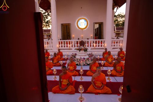 ภาพ No.207076:พิธีจุดประทีปถวายเป็นพุทธบูชา และบูชาธรรมมหาปูชนียาจารย์ ณ วัดโบสถ์(บน) ตำบลบางคูเวียง อำเภอบางกรวย จังหวัดนนทบุรี ในโครงการธรรมยาตรา กตัญญูบูชา มหาปูชนียาจารย์ พระมงคลเทพมุนี(สด จนฺทสโร) พระผู้ปราบมาร อนุสรณ์สถาน 7 แห่ง ปีที่ 13 วันที่ 18 มกราคม พ.ศ. 25