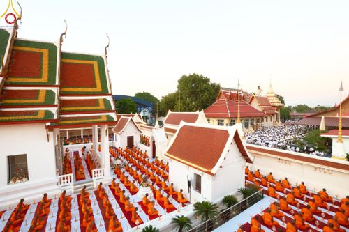ภาพ No.207077:พิธีจุดประทีปถวายเป็นพุทธบูชา และบูชาธรรมมหาปูชนียาจารย์ ณ วัดโบสถ์(บน) ตำบลบางคูเวียง อำเภอบางกรวย จังหวัดนนทบุรี ในโครงการธรรมยาตรา กตัญญูบูชา มหาปูชนียาจารย์ พระมงคลเทพมุนี(สด จนฺทสโร) พระผู้ปราบมาร อนุสรณ์สถาน 7 แห่ง ปีที่ 13 วันที่ 18 มกราคม พ.ศ. 25
