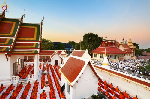 ภาพ No.207078:พิธีจุดประทีปถวายเป็นพุทธบูชา และบูชาธรรมมหาปูชนียาจารย์ ณ วัดโบสถ์(บน) ตำบลบางคูเวียง อำเภอบางกรวย จังหวัดนนทบุรี ในโครงการธรรมยาตรา กตัญญูบูชา มหาปูชนียาจารย์ พระมงคลเทพมุนี(สด จนฺทสโร) พระผู้ปราบมาร อนุสรณ์สถาน 7 แห่ง ปีที่ 13 วันที่ 18 มกราคม พ.ศ. 25