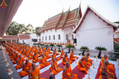 ภาพ No.207080:พิธีจุดประทีปถวายเป็นพุทธบูชา และบูชาธรรมมหาปูชนียาจารย์ ณ วัดโบสถ์(บน) ตำบลบางคูเวียง อำเภอบางกรวย จังหวัดนนทบุรี ในโครงการธรรมยาตรา กตัญญูบูชา มหาปูชนียาจารย์ พระมงคลเทพมุนี(สด จนฺทสโร) พระผู้ปราบมาร อนุสรณ์สถาน 7 แห่ง ปีที่ 13 วันที่ 18 มกราคม พ.ศ. 25