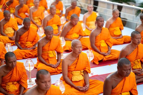 ภาพ No.207081:พิธีจุดประทีปถวายเป็นพุทธบูชา และบูชาธรรมมหาปูชนียาจารย์ ณ วัดโบสถ์(บน) ตำบลบางคูเวียง อำเภอบางกรวย จังหวัดนนทบุรี ในโครงการธรรมยาตรา กตัญญูบูชา มหาปูชนียาจารย์ พระมงคลเทพมุนี(สด จนฺทสโร) พระผู้ปราบมาร อนุสรณ์สถาน 7 แห่ง ปีที่ 13 วันที่ 18 มกราคม พ.ศ. 25