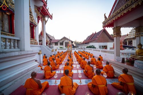 ภาพ No.207083:พิธีจุดประทีปถวายเป็นพุทธบูชา และบูชาธรรมมหาปูชนียาจารย์ ณ วัดโบสถ์(บน) ตำบลบางคูเวียง อำเภอบางกรวย จังหวัดนนทบุรี ในโครงการธรรมยาตรา กตัญญูบูชา มหาปูชนียาจารย์ พระมงคลเทพมุนี(สด จนฺทสโร) พระผู้ปราบมาร อนุสรณ์สถาน 7 แห่ง ปีที่ 13 วันที่ 18 มกราคม พ.ศ. 25