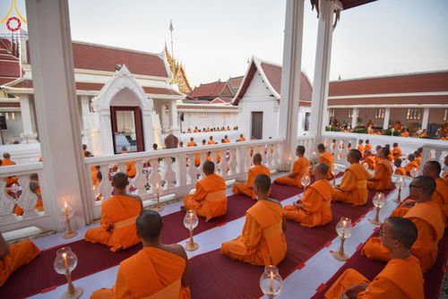 ภาพ No.207085:พิธีจุดประทีปถวายเป็นพุทธบูชา และบูชาธรรมมหาปูชนียาจารย์ ณ วัดโบสถ์(บน) ตำบลบางคูเวียง อำเภอบางกรวย จังหวัดนนทบุรี ในโครงการธรรมยาตรา กตัญญูบูชา มหาปูชนียาจารย์ พระมงคลเทพมุนี(สด จนฺทสโร) พระผู้ปราบมาร อนุสรณ์สถาน 7 แห่ง ปีที่ 13 วันที่ 18 มกราคม พ.ศ. 25