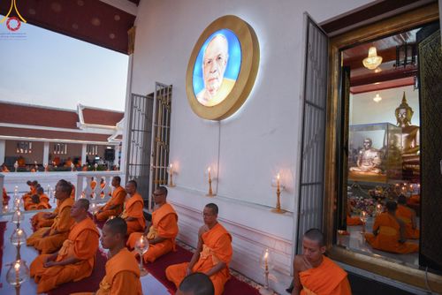 ภาพ No.207086:พิธีจุดประทีปถวายเป็นพุทธบูชา และบูชาธรรมมหาปูชนียาจารย์ ณ วัดโบสถ์(บน) ตำบลบางคูเวียง อำเภอบางกรวย จังหวัดนนทบุรี ในโครงการธรรมยาตรา กตัญญูบูชา มหาปูชนียาจารย์ พระมงคลเทพมุนี(สด จนฺทสโร) พระผู้ปราบมาร อนุสรณ์สถาน 7 แห่ง ปีที่ 13 วันที่ 18 มกราคม พ.ศ. 25