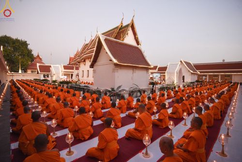 ภาพ No.207087:พิธีจุดประทีปถวายเป็นพุทธบูชา และบูชาธรรมมหาปูชนียาจารย์ ณ วัดโบสถ์(บน) ตำบลบางคูเวียง อำเภอบางกรวย จังหวัดนนทบุรี ในโครงการธรรมยาตรา กตัญญูบูชา มหาปูชนียาจารย์ พระมงคลเทพมุนี(สด จนฺทสโร) พระผู้ปราบมาร อนุสรณ์สถาน 7 แห่ง ปีที่ 13 วันที่ 18 มกราคม พ.ศ. 25