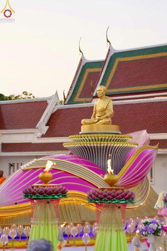 ภาพ No.207090:พิธีจุดประทีปถวายเป็นพุทธบูชา และบูชาธรรมมหาปูชนียาจารย์ ณ วัดโบสถ์(บน) ตำบลบางคูเวียง อำเภอบางกรวย จังหวัดนนทบุรี ในโครงการธรรมยาตรา กตัญญูบูชา มหาปูชนียาจารย์ พระมงคลเทพมุนี(สด จนฺทสโร) พระผู้ปราบมาร อนุสรณ์สถาน 7 แห่ง ปีที่ 13 วันที่ 18 มกราคม พ.ศ. 25