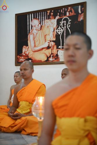 ภาพ No.207091:พิธีจุดประทีปถวายเป็นพุทธบูชา และบูชาธรรมมหาปูชนียาจารย์ ณ วัดโบสถ์(บน) ตำบลบางคูเวียง อำเภอบางกรวย จังหวัดนนทบุรี ในโครงการธรรมยาตรา กตัญญูบูชา มหาปูชนียาจารย์ พระมงคลเทพมุนี(สด จนฺทสโร) พระผู้ปราบมาร อนุสรณ์สถาน 7 แห่ง ปีที่ 13 วันที่ 18 มกราคม พ.ศ. 25