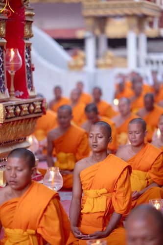 ภาพ No.207092:พิธีจุดประทีปถวายเป็นพุทธบูชา และบูชาธรรมมหาปูชนียาจารย์ ณ วัดโบสถ์(บน) ตำบลบางคูเวียง อำเภอบางกรวย จังหวัดนนทบุรี ในโครงการธรรมยาตรา กตัญญูบูชา มหาปูชนียาจารย์ พระมงคลเทพมุนี(สด จนฺทสโร) พระผู้ปราบมาร อนุสรณ์สถาน 7 แห่ง ปีที่ 13 วันที่ 18 มกราคม พ.ศ. 25