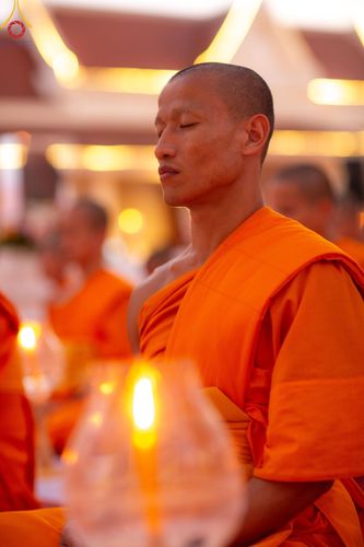 ภาพ No.207093:พิธีจุดประทีปถวายเป็นพุทธบูชา และบูชาธรรมมหาปูชนียาจารย์ ณ วัดโบสถ์(บน) ตำบลบางคูเวียง อำเภอบางกรวย จังหวัดนนทบุรี ในโครงการธรรมยาตรา กตัญญูบูชา มหาปูชนียาจารย์ พระมงคลเทพมุนี(สด จนฺทสโร) พระผู้ปราบมาร อนุสรณ์สถาน 7 แห่ง ปีที่ 13 วันที่ 18 มกราคม พ.ศ. 25