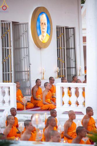 ภาพ No.207094:พิธีจุดประทีปถวายเป็นพุทธบูชา และบูชาธรรมมหาปูชนียาจารย์ ณ วัดโบสถ์(บน) ตำบลบางคูเวียง อำเภอบางกรวย จังหวัดนนทบุรี ในโครงการธรรมยาตรา กตัญญูบูชา มหาปูชนียาจารย์ พระมงคลเทพมุนี(สด จนฺทสโร) พระผู้ปราบมาร อนุสรณ์สถาน 7 แห่ง ปีที่ 13 วันที่ 18 มกราคม พ.ศ. 25