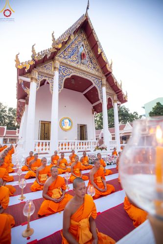 ภาพ No.207095:พิธีจุดประทีปถวายเป็นพุทธบูชา และบูชาธรรมมหาปูชนียาจารย์ ณ วัดโบสถ์(บน) ตำบลบางคูเวียง อำเภอบางกรวย จังหวัดนนทบุรี ในโครงการธรรมยาตรา กตัญญูบูชา มหาปูชนียาจารย์ พระมงคลเทพมุนี(สด จนฺทสโร) พระผู้ปราบมาร อนุสรณ์สถาน 7 แห่ง ปีที่ 13 วันที่ 18 มกราคม พ.ศ. 25