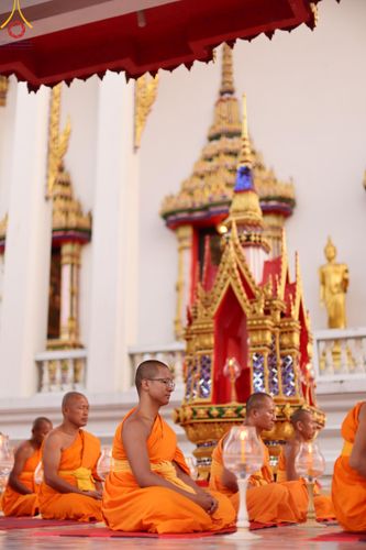 ภาพ No.207096:พิธีจุดประทีปถวายเป็นพุทธบูชา และบูชาธรรมมหาปูชนียาจารย์ ณ วัดโบสถ์(บน) ตำบลบางคูเวียง อำเภอบางกรวย จังหวัดนนทบุรี ในโครงการธรรมยาตรา กตัญญูบูชา มหาปูชนียาจารย์ พระมงคลเทพมุนี(สด จนฺทสโร) พระผู้ปราบมาร อนุสรณ์สถาน 7 แห่ง ปีที่ 13 วันที่ 18 มกราคม พ.ศ. 25