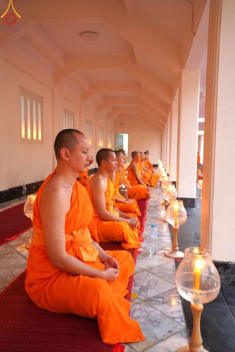 ภาพ No.207097:พิธีจุดประทีปถวายเป็นพุทธบูชา และบูชาธรรมมหาปูชนียาจารย์ ณ วัดโบสถ์(บน) ตำบลบางคูเวียง อำเภอบางกรวย จังหวัดนนทบุรี ในโครงการธรรมยาตรา กตัญญูบูชา มหาปูชนียาจารย์ พระมงคลเทพมุนี(สด จนฺทสโร) พระผู้ปราบมาร อนุสรณ์สถาน 7 แห่ง ปีที่ 13 วันที่ 18 มกราคม พ.ศ. 25