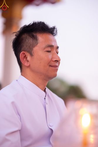 ภาพ No.207102:พิธีจุดประทีปถวายเป็นพุทธบูชา และบูชาธรรมมหาปูชนียาจารย์ ณ วัดโบสถ์(บน) ตำบลบางคูเวียง อำเภอบางกรวย จังหวัดนนทบุรี ในโครงการธรรมยาตรา กตัญญูบูชา มหาปูชนียาจารย์ พระมงคลเทพมุนี(สด จนฺทสโร) พระผู้ปราบมาร อนุสรณ์สถาน 7 แห่ง ปีที่ 13 วันที่ 18 มกราคม พ.ศ. 25