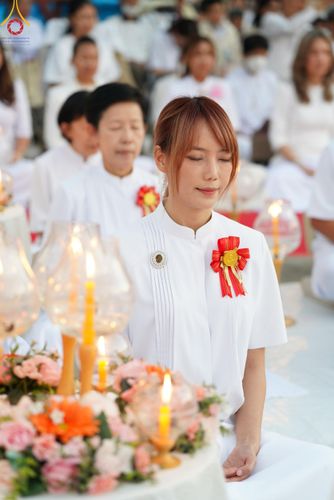 ภาพ No.207103:พิธีจุดประทีปถวายเป็นพุทธบูชา และบูชาธรรมมหาปูชนียาจารย์ ณ วัดโบสถ์(บน) ตำบลบางคูเวียง อำเภอบางกรวย จังหวัดนนทบุรี ในโครงการธรรมยาตรา กตัญญูบูชา มหาปูชนียาจารย์ พระมงคลเทพมุนี(สด จนฺทสโร) พระผู้ปราบมาร อนุสรณ์สถาน 7 แห่ง ปีที่ 13 วันที่ 18 มกราคม พ.ศ. 25