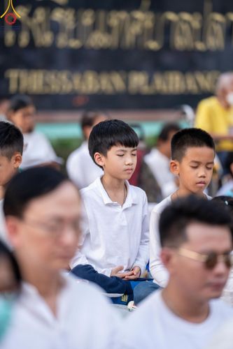 ภาพ No.207105:พิธีจุดประทีปถวายเป็นพุทธบูชา และบูชาธรรมมหาปูชนียาจารย์ ณ วัดโบสถ์(บน) ตำบลบางคูเวียง อำเภอบางกรวย จังหวัดนนทบุรี ในโครงการธรรมยาตรา กตัญญูบูชา มหาปูชนียาจารย์ พระมงคลเทพมุนี(สด จนฺทสโร) พระผู้ปราบมาร อนุสรณ์สถาน 7 แห่ง ปีที่ 13 วันที่ 18 มกราคม พ.ศ. 25