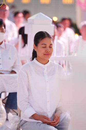 ภาพ No.207106:พิธีจุดประทีปถวายเป็นพุทธบูชา และบูชาธรรมมหาปูชนียาจารย์ ณ วัดโบสถ์(บน) ตำบลบางคูเวียง อำเภอบางกรวย จังหวัดนนทบุรี ในโครงการธรรมยาตรา กตัญญูบูชา มหาปูชนียาจารย์ พระมงคลเทพมุนี(สด จนฺทสโร) พระผู้ปราบมาร อนุสรณ์สถาน 7 แห่ง ปีที่ 13 วันที่ 18 มกราคม พ.ศ. 25