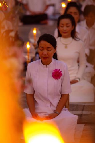 ภาพ No.207107:พิธีจุดประทีปถวายเป็นพุทธบูชา และบูชาธรรมมหาปูชนียาจารย์ ณ วัดโบสถ์(บน) ตำบลบางคูเวียง อำเภอบางกรวย จังหวัดนนทบุรี ในโครงการธรรมยาตรา กตัญญูบูชา มหาปูชนียาจารย์ พระมงคลเทพมุนี(สด จนฺทสโร) พระผู้ปราบมาร อนุสรณ์สถาน 7 แห่ง ปีที่ 13 วันที่ 18 มกราคม พ.ศ. 25