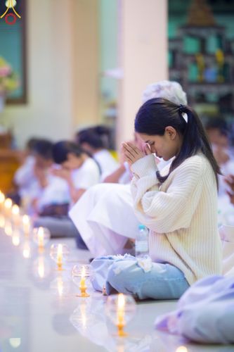 ภาพ No.207108:พิธีจุดประทีปถวายเป็นพุทธบูชา และบูชาธรรมมหาปูชนียาจารย์ ณ วัดโบสถ์(บน) ตำบลบางคูเวียง อำเภอบางกรวย จังหวัดนนทบุรี ในโครงการธรรมยาตรา กตัญญูบูชา มหาปูชนียาจารย์ พระมงคลเทพมุนี(สด จนฺทสโร) พระผู้ปราบมาร อนุสรณ์สถาน 7 แห่ง ปีที่ 13 วันที่ 18 มกราคม พ.ศ. 25