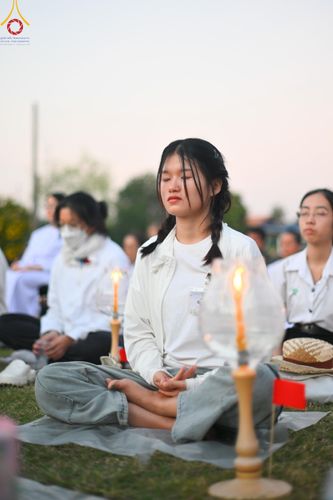 ภาพ No.207109:พิธีจุดประทีปถวายเป็นพุทธบูชา และบูชาธรรมมหาปูชนียาจารย์ ณ วัดโบสถ์(บน) ตำบลบางคูเวียง อำเภอบางกรวย จังหวัดนนทบุรี ในโครงการธรรมยาตรา กตัญญูบูชา มหาปูชนียาจารย์ พระมงคลเทพมุนี(สด จนฺทสโร) พระผู้ปราบมาร อนุสรณ์สถาน 7 แห่ง ปีที่ 13 วันที่ 18 มกราคม พ.ศ. 25