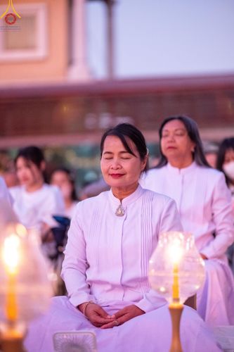 ภาพ No.207111:พิธีจุดประทีปถวายเป็นพุทธบูชา และบูชาธรรมมหาปูชนียาจารย์ ณ วัดโบสถ์(บน) ตำบลบางคูเวียง อำเภอบางกรวย จังหวัดนนทบุรี ในโครงการธรรมยาตรา กตัญญูบูชา มหาปูชนียาจารย์ พระมงคลเทพมุนี(สด จนฺทสโร) พระผู้ปราบมาร อนุสรณ์สถาน 7 แห่ง ปีที่ 13 วันที่ 18 มกราคม พ.ศ. 25