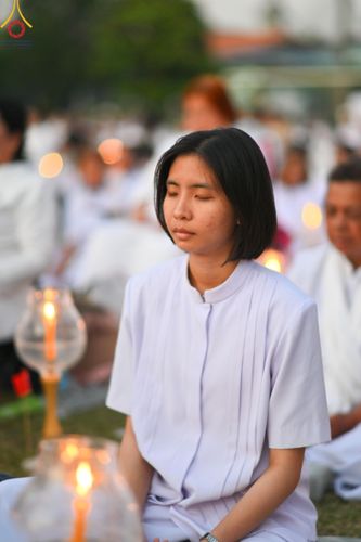 ภาพ No.207112:พิธีจุดประทีปถวายเป็นพุทธบูชา และบูชาธรรมมหาปูชนียาจารย์ ณ วัดโบสถ์(บน) ตำบลบางคูเวียง อำเภอบางกรวย จังหวัดนนทบุรี ในโครงการธรรมยาตรา กตัญญูบูชา มหาปูชนียาจารย์ พระมงคลเทพมุนี(สด จนฺทสโร) พระผู้ปราบมาร อนุสรณ์สถาน 7 แห่ง ปีที่ 13 วันที่ 18 มกราคม พ.ศ. 25