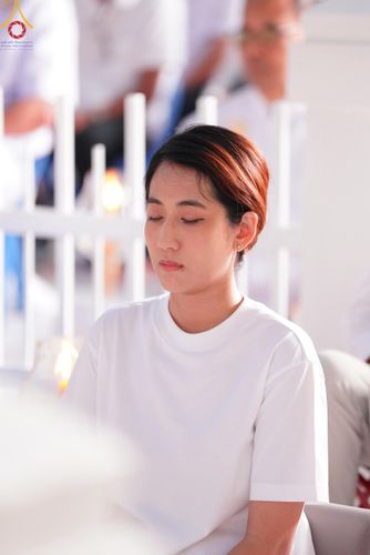 ภาพ No.207113:พิธีจุดประทีปถวายเป็นพุทธบูชา และบูชาธรรมมหาปูชนียาจารย์ ณ วัดโบสถ์(บน) ตำบลบางคูเวียง อำเภอบางกรวย จังหวัดนนทบุรี ในโครงการธรรมยาตรา กตัญญูบูชา มหาปูชนียาจารย์ พระมงคลเทพมุนี(สด จนฺทสโร) พระผู้ปราบมาร อนุสรณ์สถาน 7 แห่ง ปีที่ 13 วันที่ 18 มกราคม พ.ศ. 25