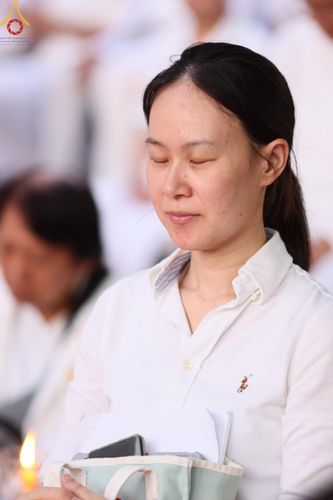 ภาพ No.207118:พิธีจุดประทีปถวายเป็นพุทธบูชา และบูชาธรรมมหาปูชนียาจารย์ ณ วัดโบสถ์(บน) ตำบลบางคูเวียง อำเภอบางกรวย จังหวัดนนทบุรี ในโครงการธรรมยาตรา กตัญญูบูชา มหาปูชนียาจารย์ พระมงคลเทพมุนี(สด จนฺทสโร) พระผู้ปราบมาร อนุสรณ์สถาน 7 แห่ง ปีที่ 13 วันที่ 18 มกราคม พ.ศ. 25