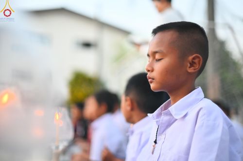 ภาพ No.207119:พิธีจุดประทีปถวายเป็นพุทธบูชา และบูชาธรรมมหาปูชนียาจารย์ ณ วัดโบสถ์(บน) ตำบลบางคูเวียง อำเภอบางกรวย จังหวัดนนทบุรี ในโครงการธรรมยาตรา กตัญญูบูชา มหาปูชนียาจารย์ พระมงคลเทพมุนี(สด จนฺทสโร) พระผู้ปราบมาร อนุสรณ์สถาน 7 แห่ง ปีที่ 13 วันที่ 18 มกราคม พ.ศ. 25