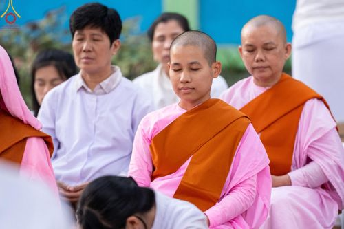 ภาพ No.207120:พิธีจุดประทีปถวายเป็นพุทธบูชา และบูชาธรรมมหาปูชนียาจารย์ ณ วัดโบสถ์(บน) ตำบลบางคูเวียง อำเภอบางกรวย จังหวัดนนทบุรี ในโครงการธรรมยาตรา กตัญญูบูชา มหาปูชนียาจารย์ พระมงคลเทพมุนี(สด จนฺทสโร) พระผู้ปราบมาร อนุสรณ์สถาน 7 แห่ง ปีที่ 13 วันที่ 18 มกราคม พ.ศ. 25