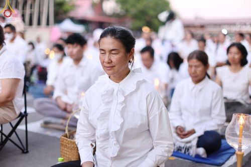 ภาพ No.207121:พิธีจุดประทีปถวายเป็นพุทธบูชา และบูชาธรรมมหาปูชนียาจารย์ ณ วัดโบสถ์(บน) ตำบลบางคูเวียง อำเภอบางกรวย จังหวัดนนทบุรี ในโครงการธรรมยาตรา กตัญญูบูชา มหาปูชนียาจารย์ พระมงคลเทพมุนี(สด จนฺทสโร) พระผู้ปราบมาร อนุสรณ์สถาน 7 แห่ง ปีที่ 13 วันที่ 18 มกราคม พ.ศ. 25
