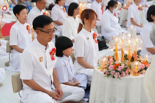 ภาพ No.207122:พิธีจุดประทีปถวายเป็นพุทธบูชา และบูชาธรรมมหาปูชนียาจารย์ ณ วัดโบสถ์(บน) ตำบลบางคูเวียง อำเภอบางกรวย จังหวัดนนทบุรี ในโครงการธรรมยาตรา กตัญญูบูชา มหาปูชนียาจารย์ พระมงคลเทพมุนี(สด จนฺทสโร) พระผู้ปราบมาร อนุสรณ์สถาน 7 แห่ง ปีที่ 13 วันที่ 18 มกราคม พ.ศ. 25