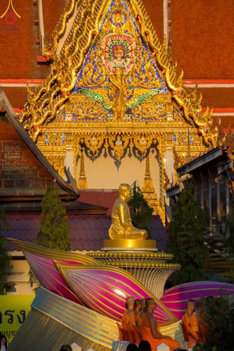 ภาพ No.207125:พิธีจุดประทีปถวายเป็นพุทธบูชา และบูชาธรรมมหาปูชนียาจารย์ ณ วัดโบสถ์(บน) ตำบลบางคูเวียง อำเภอบางกรวย จังหวัดนนทบุรี ในโครงการธรรมยาตรา กตัญญูบูชา มหาปูชนียาจารย์ พระมงคลเทพมุนี(สด จนฺทสโร) พระผู้ปราบมาร อนุสรณ์สถาน 7 แห่ง ปีที่ 13 วันที่ 18 มกราคม พ.ศ. 25