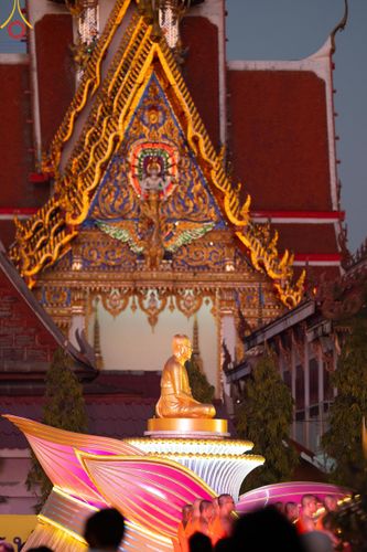 ภาพ No.207126:พิธีจุดประทีปถวายเป็นพุทธบูชา และบูชาธรรมมหาปูชนียาจารย์ ณ วัดโบสถ์(บน) ตำบลบางคูเวียง อำเภอบางกรวย จังหวัดนนทบุรี ในโครงการธรรมยาตรา กตัญญูบูชา มหาปูชนียาจารย์ พระมงคลเทพมุนี(สด จนฺทสโร) พระผู้ปราบมาร อนุสรณ์สถาน 7 แห่ง ปีที่ 13 วันที่ 18 มกราคม พ.ศ. 25